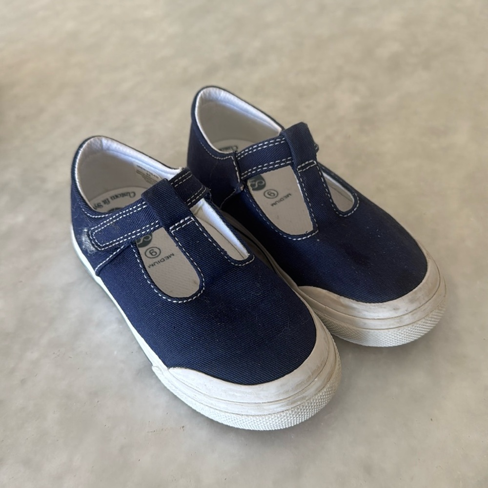 Footmates size 9 shoes. EUC little scuffs on sole that could be clean up.